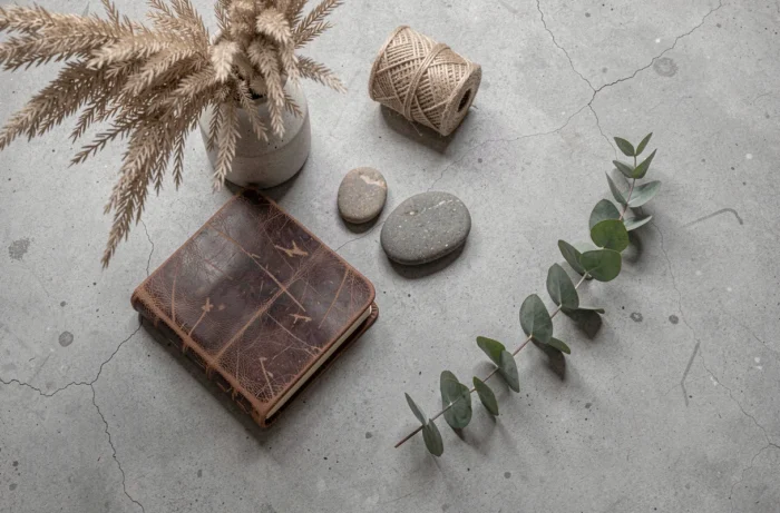 Flat-lay d'objets de décoration intérieure artisanaux sur une surface en béton brut